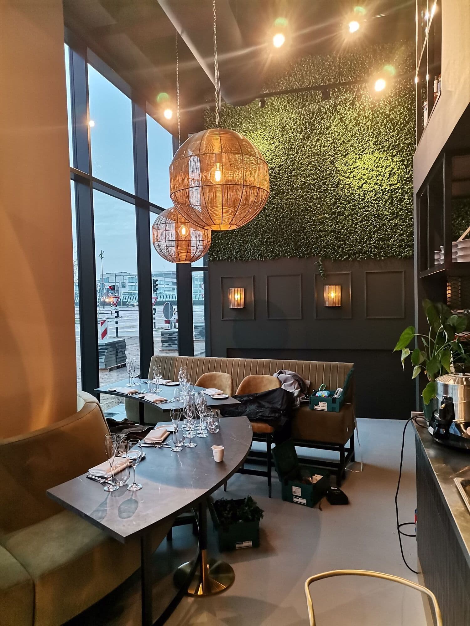 Groenwand in een restaurant