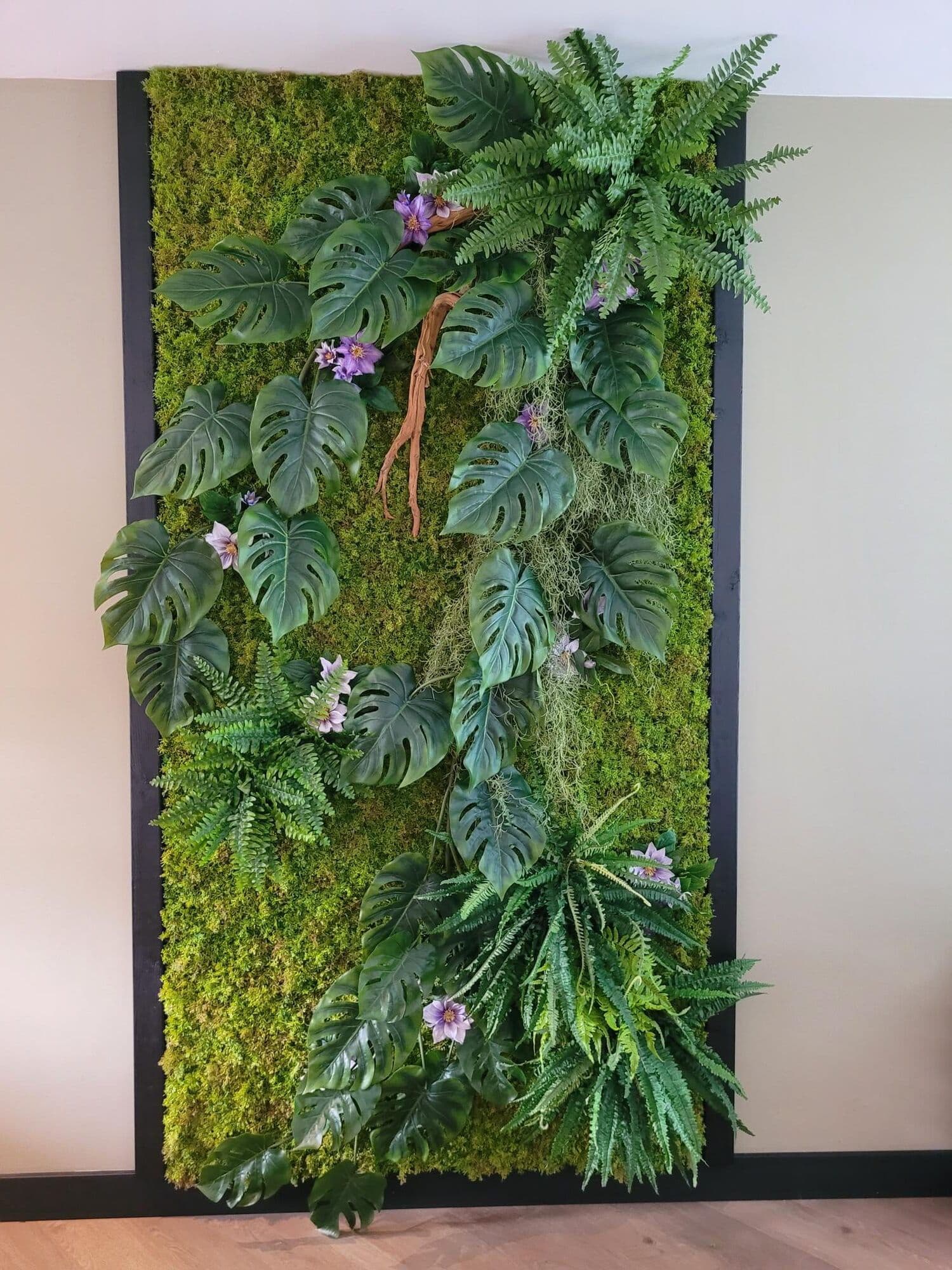 Plantenwand met mos en bladplanten