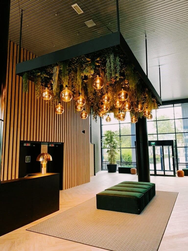 Plafondmontage, The Lobby