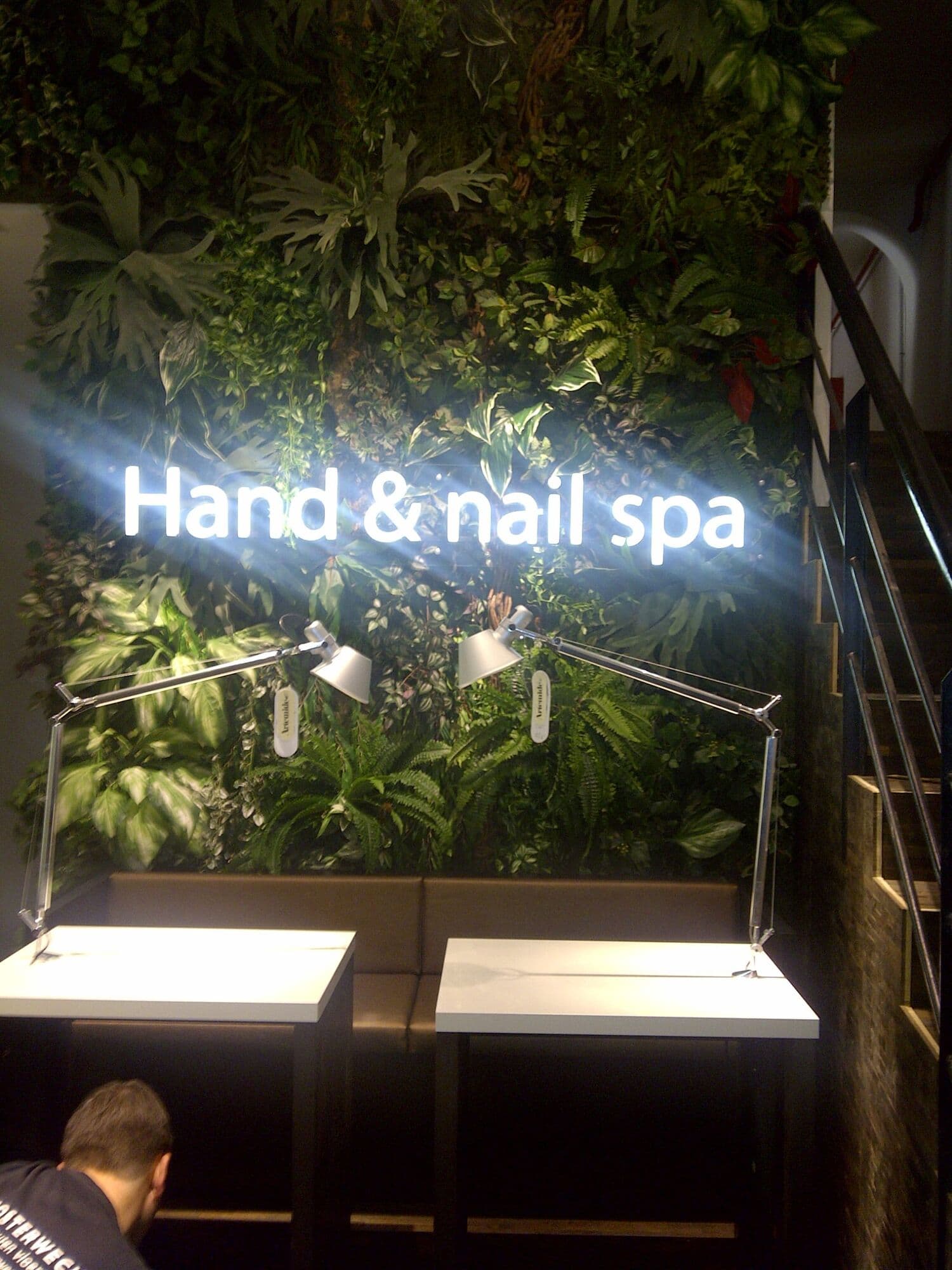 Groenwand in een nagelstudio