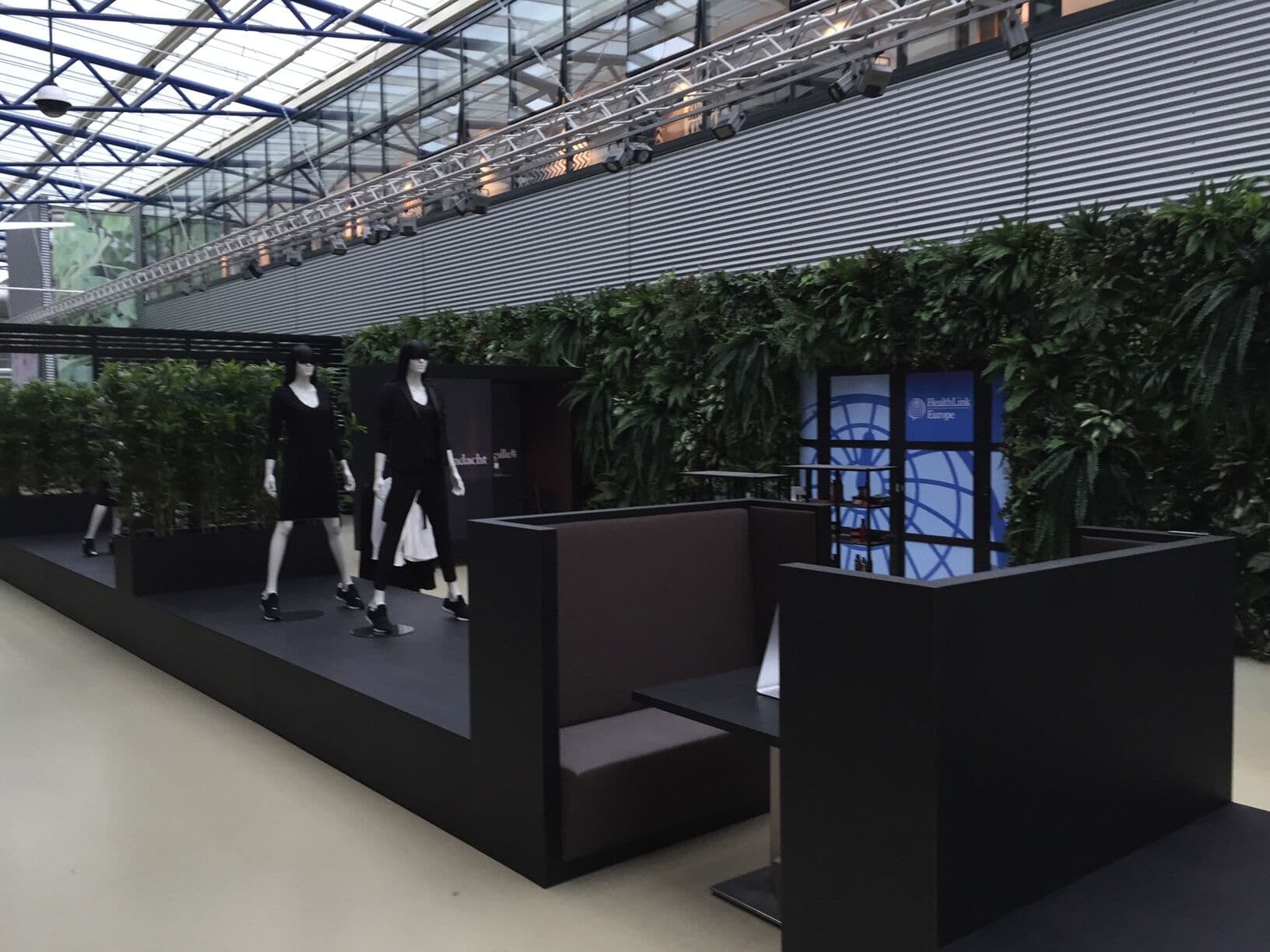 Groenwand in een modeshowroom