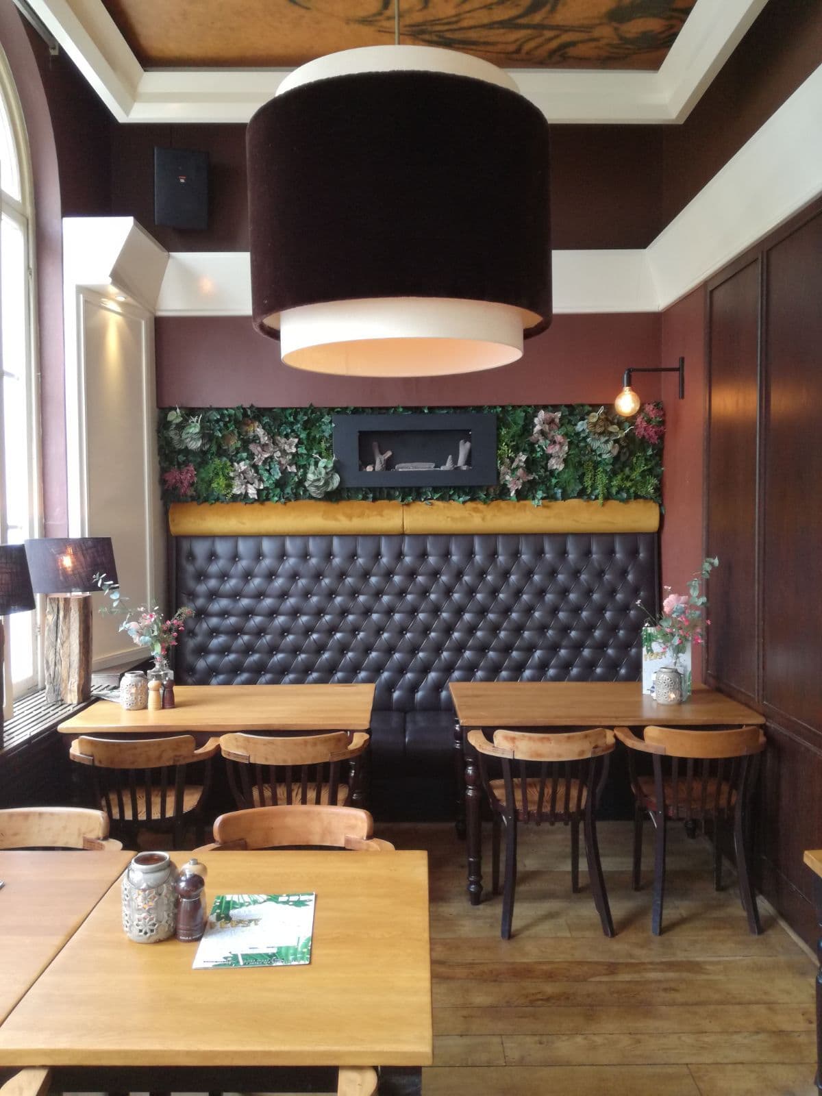 Groenwand in een restaurant
