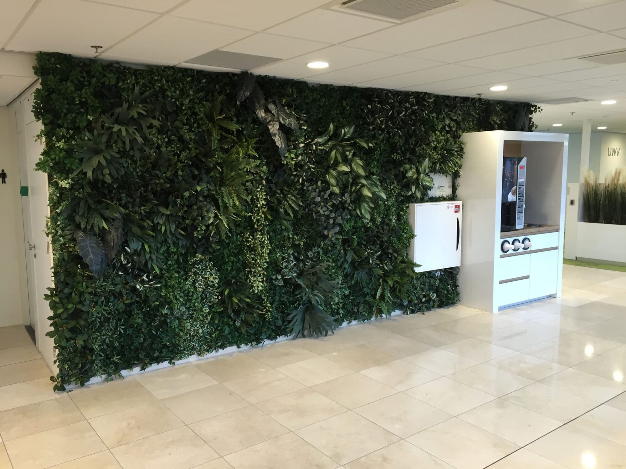 Groenwand in een kantoor