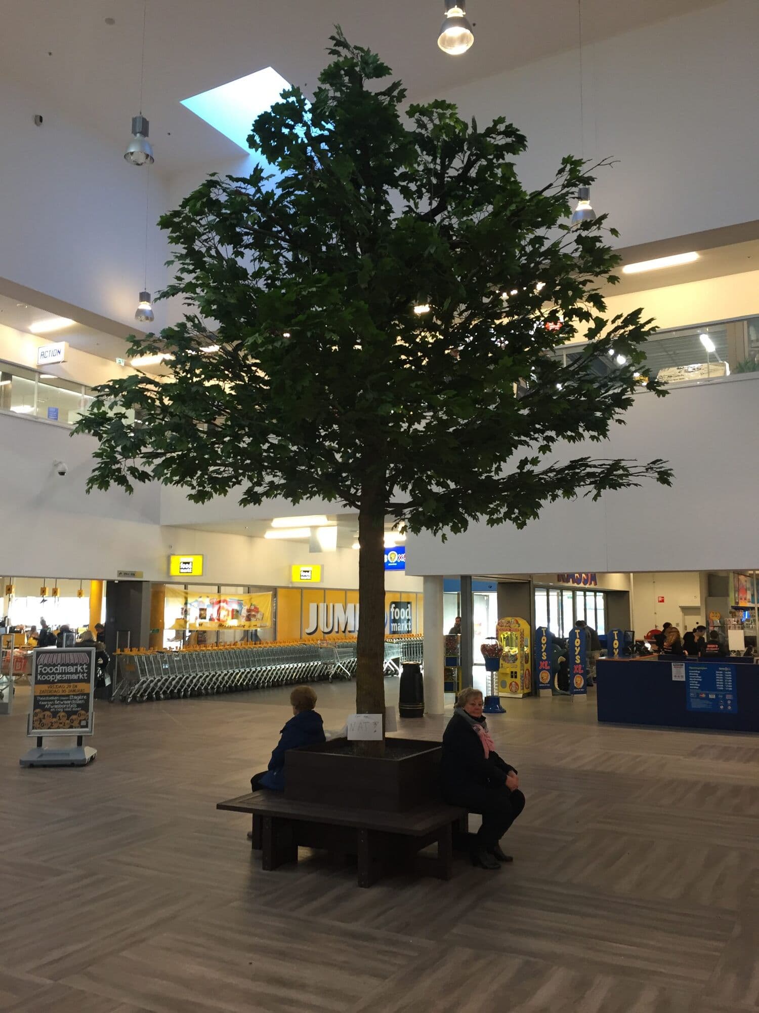 Kunstboom in een winkelcentrum