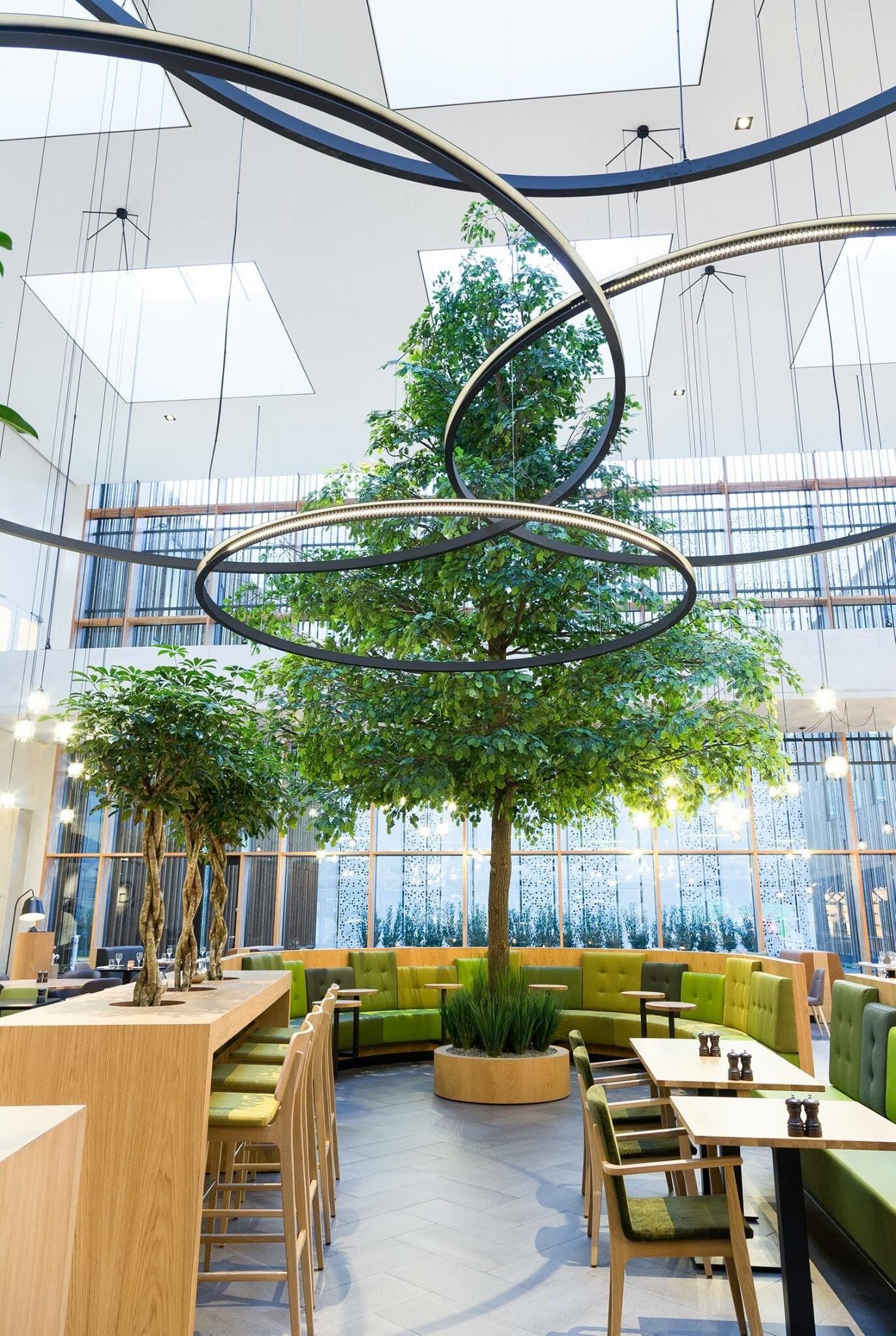 Eiken kunstboom van 8 meter in het atrium-restaurant van Novotel Schiphol