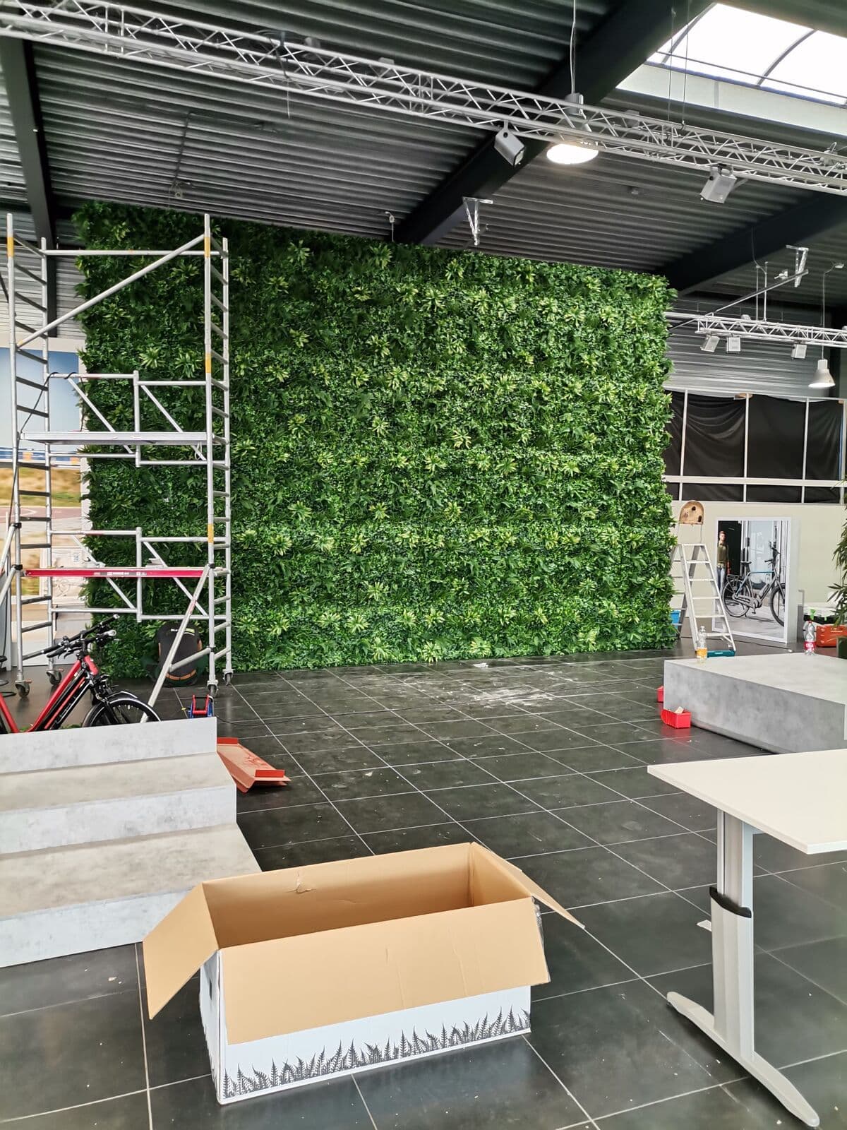 Opbouw van een groenwand met steigers