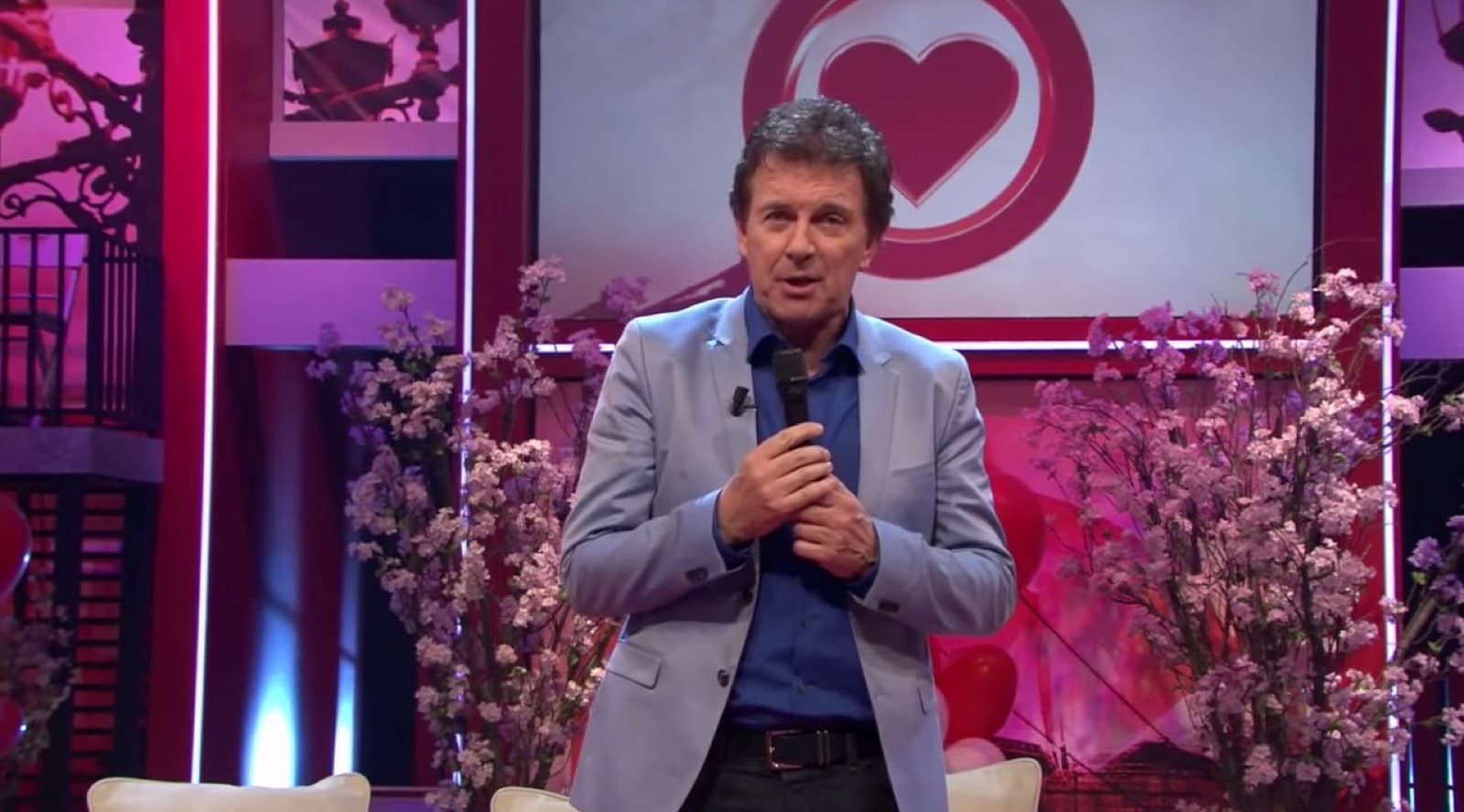 Bloesembomen in het tv-decor van All You Need Is Love